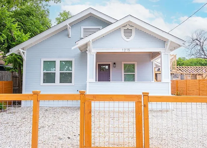 Stunning Elegance 4Br2.5 Ba Near Vibrant Downtown