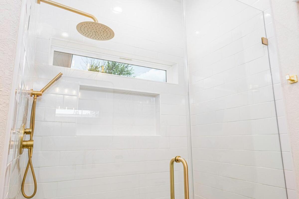 Stunning Elegance 4br2.5 Ba Near Vibrant Downtown