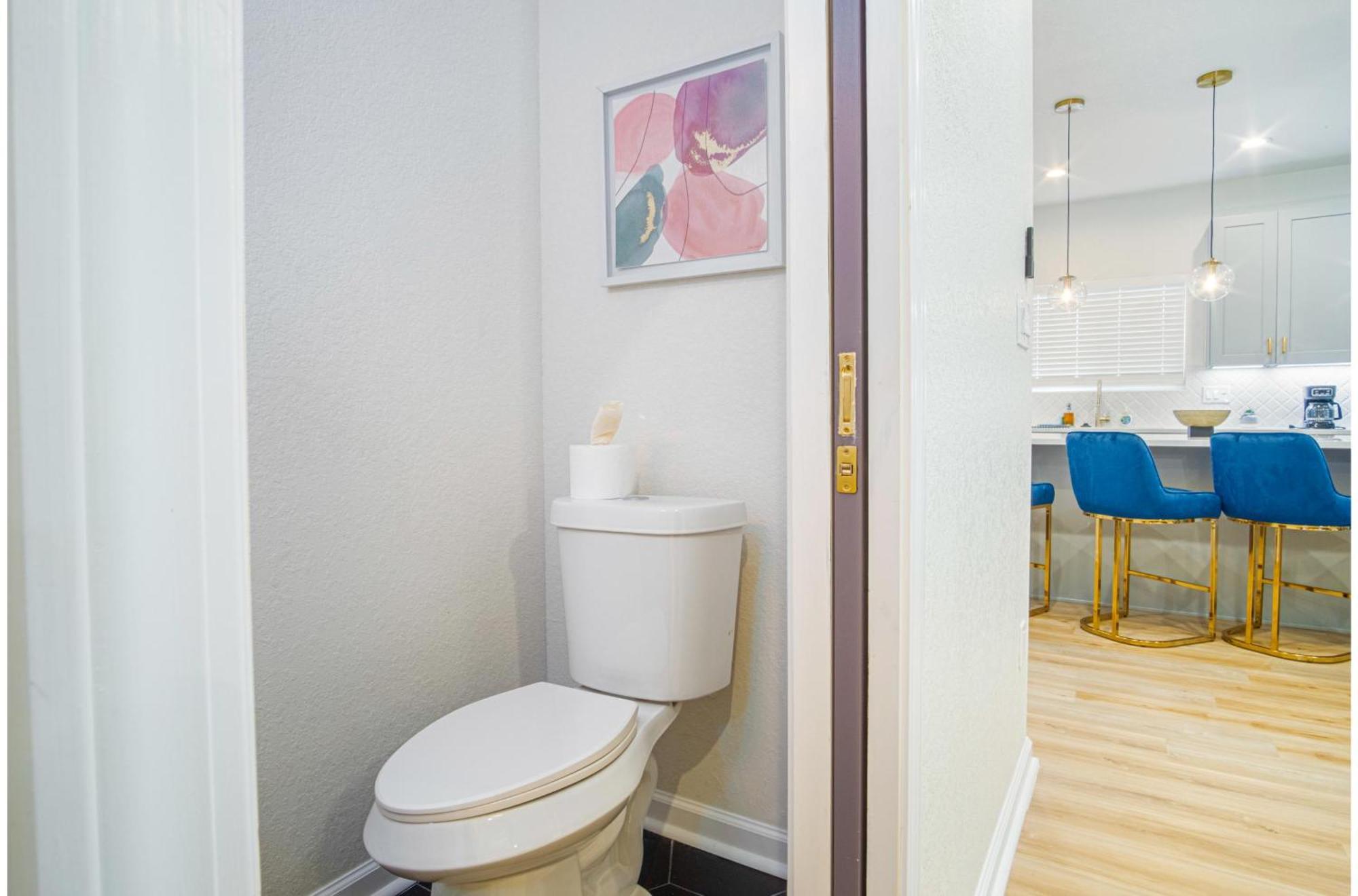 Stunning Elegance 4br2.5 Ba Near Vibrant Downtown