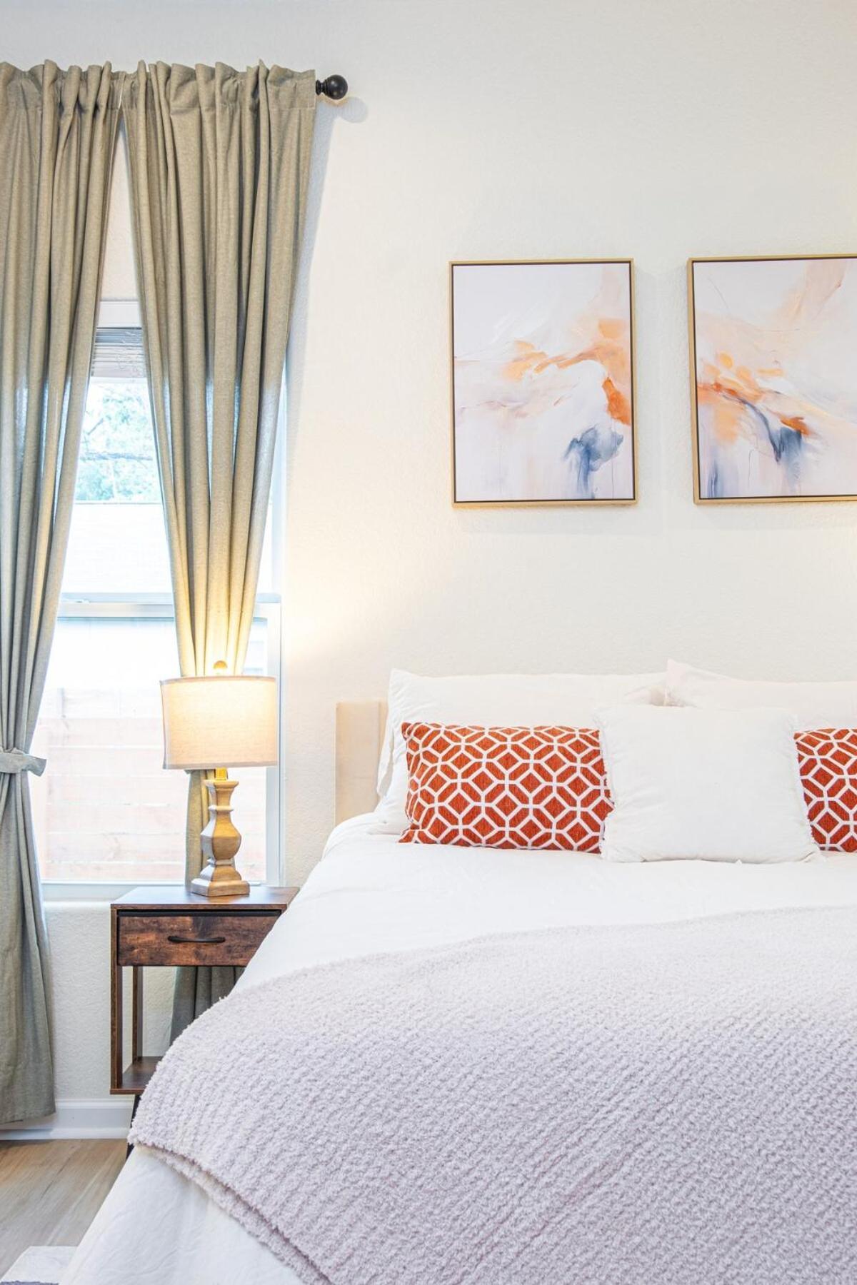 Stunning Elegance 4br2.5 Ba Near Vibrant Downtown Holiday home